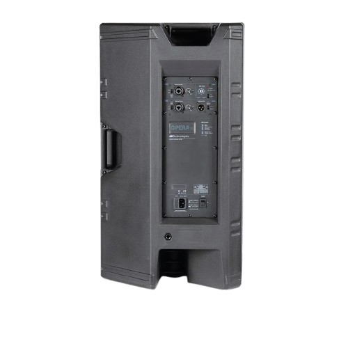 4.-dbTechnologies-Opera15-1-removebg-preview Parte trasera del altavoz activo dB Technologies Opera 15. Panel de conectividad con amplificador digital que muestra entradas combinadas XLR/TRS (Input 1 y 2), salida de enlace XLR Link Out, control de volumen rotatorio, selector de modo DSP (Flat/Boost) y conexión de alimentación PowerCON con interruptor de encendido. Carcasa de polipropileno negra con asas laterales y superior.