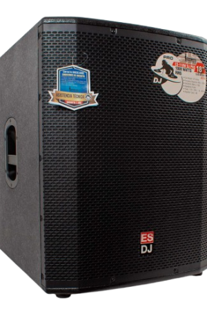 Subwoofer amplificado England Sound, Serie DJ, de 18 pulgadas, visto de frente. El gabinete es una caja robusta de color negro con una rejilla metálica frontal que cubre el gran cono del parlante