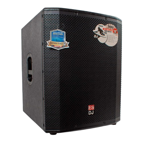 ES-118W-DJ-PRO-BANNER-03-removebg-preview Subwoofer amplificado England Sound, Serie DJ, de 18 pulgadas, visto de frente. El gabinete es una caja robusta de color negro con una rejilla metálica frontal que cubre el gran cono del parlante
