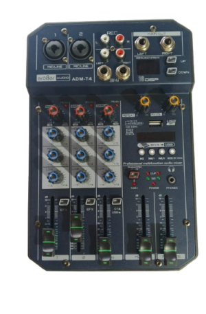 Consola de mezcla de audio pasiva Grober ADM-T4 de 4 canales (2 mono/micrófono y 1 estéreo). Mesa compacta con interface USB para reproducción/grabación, conectividad Bluetooth y pantalla LCD. Dispone de Ecualizador de 3 bandas por canal, alimentación Phantom Power de +48V y efectos Delay o Reverb incorporados. Perfecta para músicos, estudios portátiles y creación de contenido.