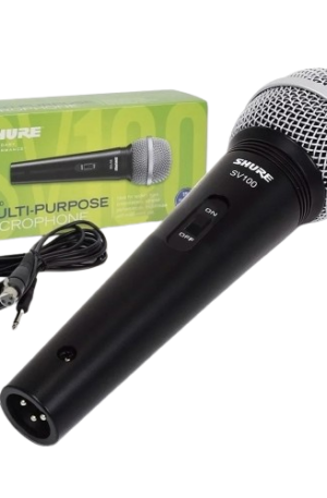 Micrófono vocal dinámico Shure SV100 con patrón polar cardioide para reducir la retroalimentación. Ideal para karaoke, presentaciones, discursos y grabaciones de voz. Incluye cable XLR a Jack de 1/4" y switch de encendido/apagado. Ofrece una reproducción de voz clara y un diseño robusto, siendo una opción versátil y económica para principiantes.