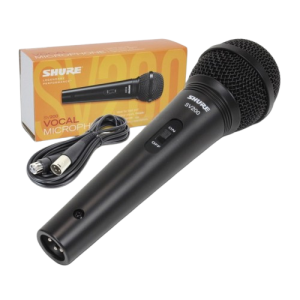 MICROFONO-VOCAL-SV200-SHURE-4-removebg-preview Micrófono vocal dinámico de mano Shure SV200 con cápsula robusta y patrón polar cardioide uniforme. Diseñado para ofrecer una alta ganancia antes de la retroalimentación. Ideal para aplicaciones de karaoke, refuerzo de sonido en vivo y grabaciones de voz claras. Incluye rejilla metálica, cable XLR y switch de encendido/apagado. Micrófono versátil de la serie SV, con calidad de sonido fiable.
