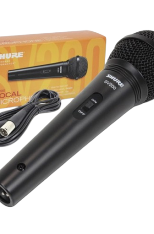 Micrófono vocal dinámico de mano Shure SV200 con cápsula robusta y patrón polar cardioide uniforme. Diseñado para ofrecer una alta ganancia antes de la retroalimentación. Ideal para aplicaciones de karaoke, refuerzo de sonido en vivo y grabaciones de voz claras. Incluye rejilla metálica, cable XLR y switch de encendido/apagado. Micrófono versátil de la serie SV, con calidad de sonido fiable.