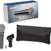 Micrófono vocal dinámico profesional Shure BETA 58A original con patrón polar supercardioide apretado. Ofrece un aislamiento superior de otras fuentes de sonido y máxima ganancia antes de la retroalimentación. Respuesta de frecuencia optimizada para voces, ideal para vocalistas principales en escenarios profesionales, conciertos y giras. Incluye rejilla de acero templado y adaptador de pedestal. Es el estándar de la industria para el rendimiento vocal en vivo.