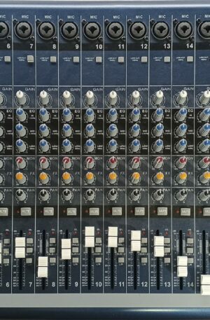 Consola de mezcla analógica England Sound ES-FX16pro de 16 canales mono con interfaz USB y conectividad Bluetooth de 24 bits. Incluye un potente procesador DSP con 256 efectos digitales, Ecualizador gráfico de 7 bandas y alimentación Phantom Power de +48V en todos los canales de micrófono. Diseño robusto y metálico con faders deslizantes y botones SOLO por canal, ideal para eventos en vivo, iglesias y estudios de grabación profesional.