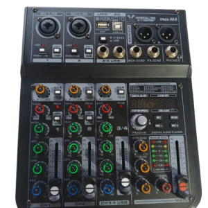 WhatsApp_Image_2025-10-03_at_19.01.36-removebg-preview Mezcladora de audio pasiva de 4 canales PMX-M4. Consola multifunción compacta con interface USB para conexión a PC (grabación/streaming) y conectividad Bluetooth. Incluye Ecualizador de 3 bandas por canal, alimentación Phantom Power de +48V y DSP con 99 efectos. Ideal para estudios caseros, transmisiones en vivo, podcasts, karaoke y pequeños eventos.