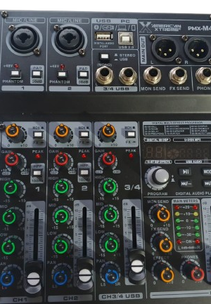 Mezcladora de audio pasiva de 4 canales PMX-M4. Consola multifunción compacta con interface USB para conexión a PC (grabación/streaming) y conectividad Bluetooth. Incluye Ecualizador de 3 bandas por canal, alimentación Phantom Power de +48V y DSP con 99 efectos. Ideal para estudios caseros, transmisiones en vivo, podcasts, karaoke y pequeños eventos.