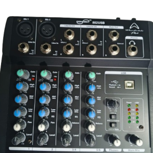 WhatsApp_Image_2025-10-03_at_19.03.41-removebg-preview Mesa de mezclas compacta Wharfedale Pro CONNECT 802 USB de 6 canales (2 mono MIC/LINE y 2 estéreo). Consola analógica de bajo ruido con interfaz USB integrada para grabación estéreo y reproducción. Incluye Ecualizador de 3 bandas por canal, alimentación Phantom Power de +48V y entrada/salida RCA. Acabado en color negro, ideal para pequeños estudios, podcasting y músicos.