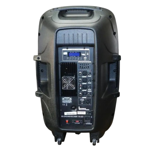 caja-amplificada-england-sound-es-2agab-rocker-15-1-v-638219236357700000-category-product-version-image-removebg-preview Panel trasero del altavoz activo England Sound ES-2AGAB Rocker 15 LED con amplificador integrado. Muestra controles de volumen y ecualización, entradas para micrófono (XLR/TRS) e instrumentos (jack 1/4"), entrada y salida de línea RCA, pantalla LCD para reproducción USB/SD/Bluetooth y un ventilador de refrigeración. La caja de 15 pulgadas tiene asas laterales y ruedas para transporte.