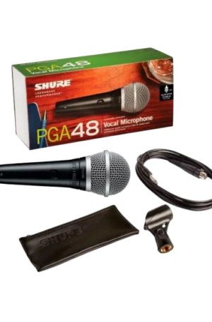 Micrófono dinámico vocal Shure PGA48 de la serie PG ALTA, diseñado para la reproducción de voz clara y discursos. Posee un patrón polar cardioide para un excelente rechazo fuera del eje y mínima retroalimentación. Incluye rejilla negra metálica, adaptador para pedestal y bolsa con cierre. Micrófono ideal para karaoke, presentaciones habladas y refuerzo de sonido en aplicaciones de palabra.