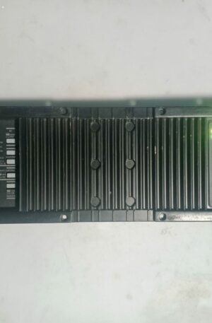 Módulo de amplificación original RCF HDL 20-A visto de frente con conectores XLR y PowerCon, y vista posterior de la placa de circuitos electrónicos.