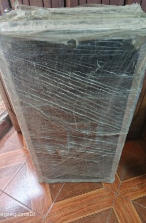 Case rígido profesional para controlador DJ, de color negro con bordes de aluminio, envuelto en plástico protector para transporte.