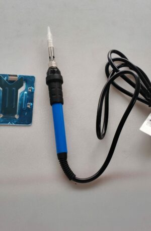 Cautín tipo lápiz marca ANERA para soldadura de precisión en electrónica, incluye soporte metálico y punta fina.