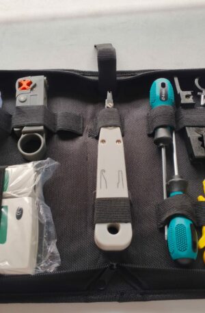Kit de herramientas para redes y PC en estuche negro, incluye crimpadora verde, tester de red blanco y verde, ponchadora de impacto y pelacables.